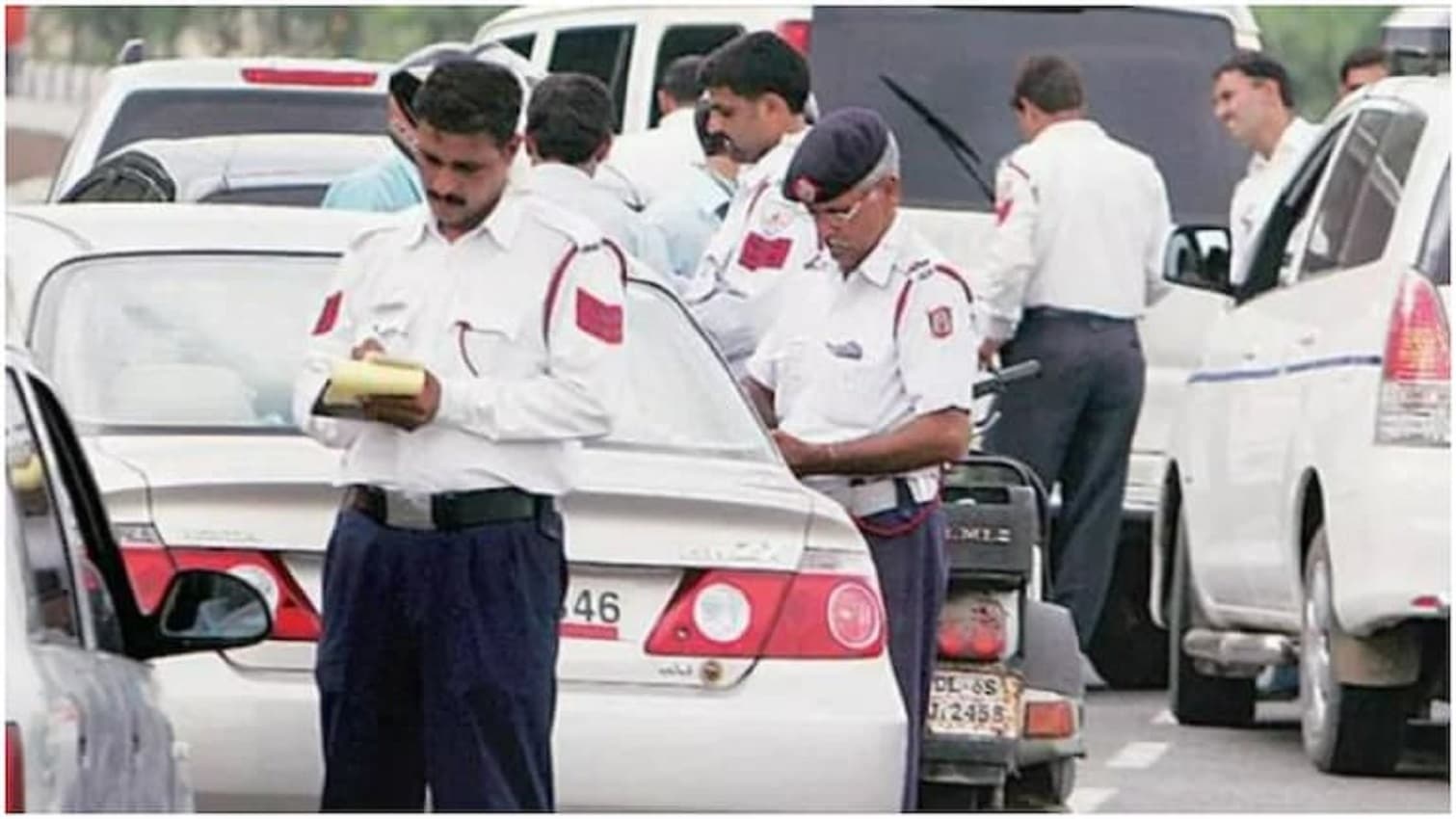 Delhi Traffic Challan: तेजी से कटने लगे चालान, कार में पीछे बैठ लोग लगा लें 'सीट बेल्ट', पहले दिन इतने लोगों पर लगा जुर्माना