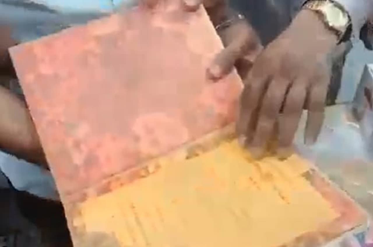 Viral Video: एयरपोर्ट पर लड़की को अधिकारियों ने खतरनाक सामान के साथ पकड़ा, शादी के कार्ड में ऐसे छिपाया था