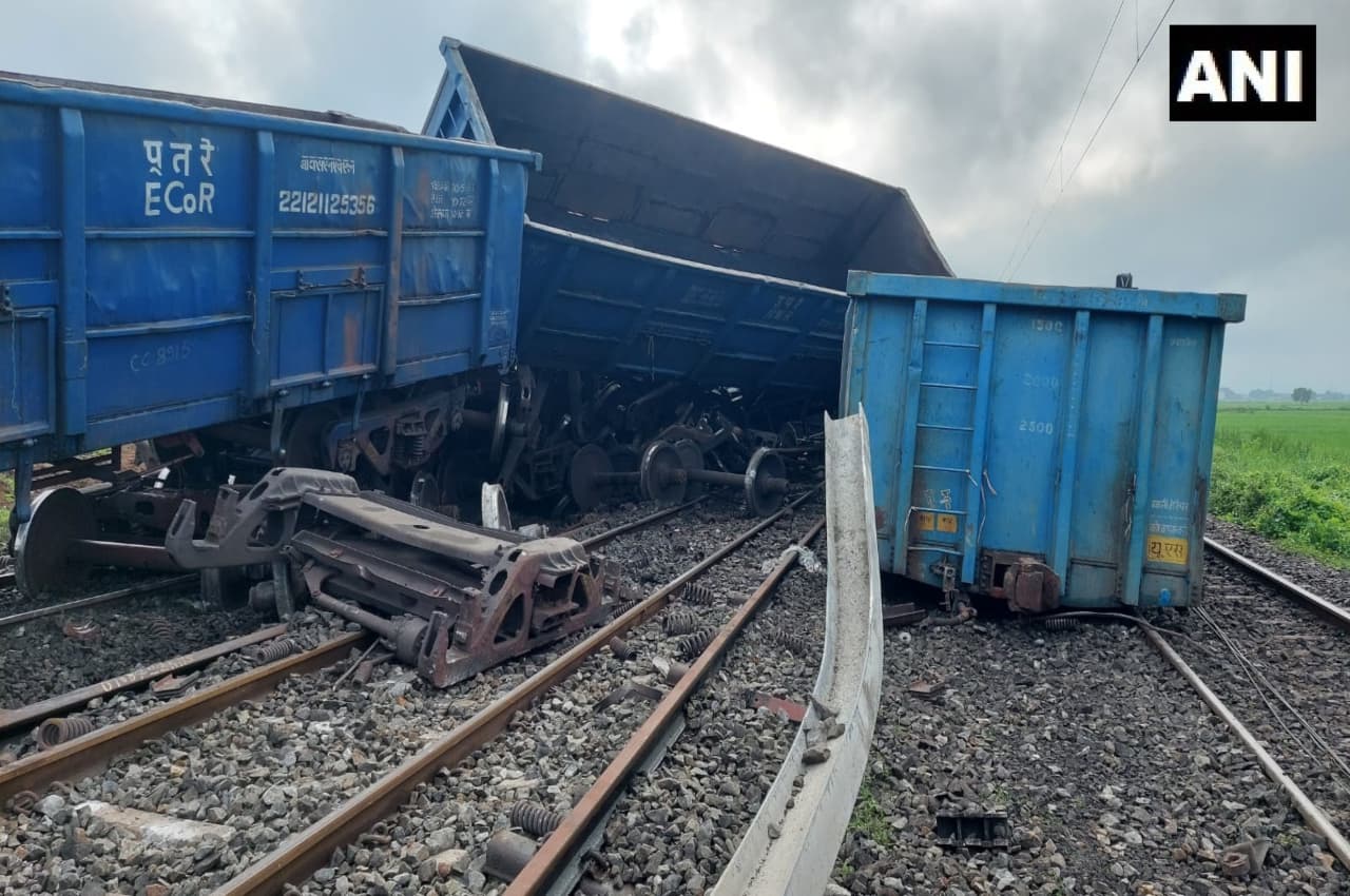 Chandauli Train Derail: दौड़ती मालगाड़ी के 20 डिब्बे डीरेल, दिल्ली-हावड़ा रेल मार्ग हुआ ठप
