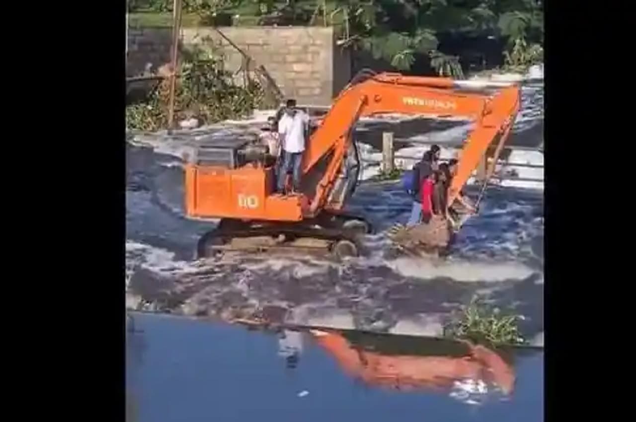 बेंगलुरू में बाढ़ से जनजीवन अस्त व्यस्त, बुलडोजर के सहारे सड़क पार कर रहे लोग, देखें- Video