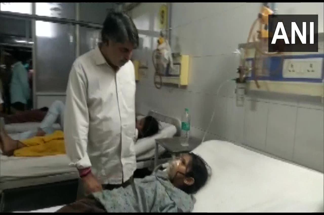 Ghaziabad: खाना खाने के बाद हॉस्टल की छात्रों की बिगड़ी हालत, DM और CMO को बताई बड़ी बात