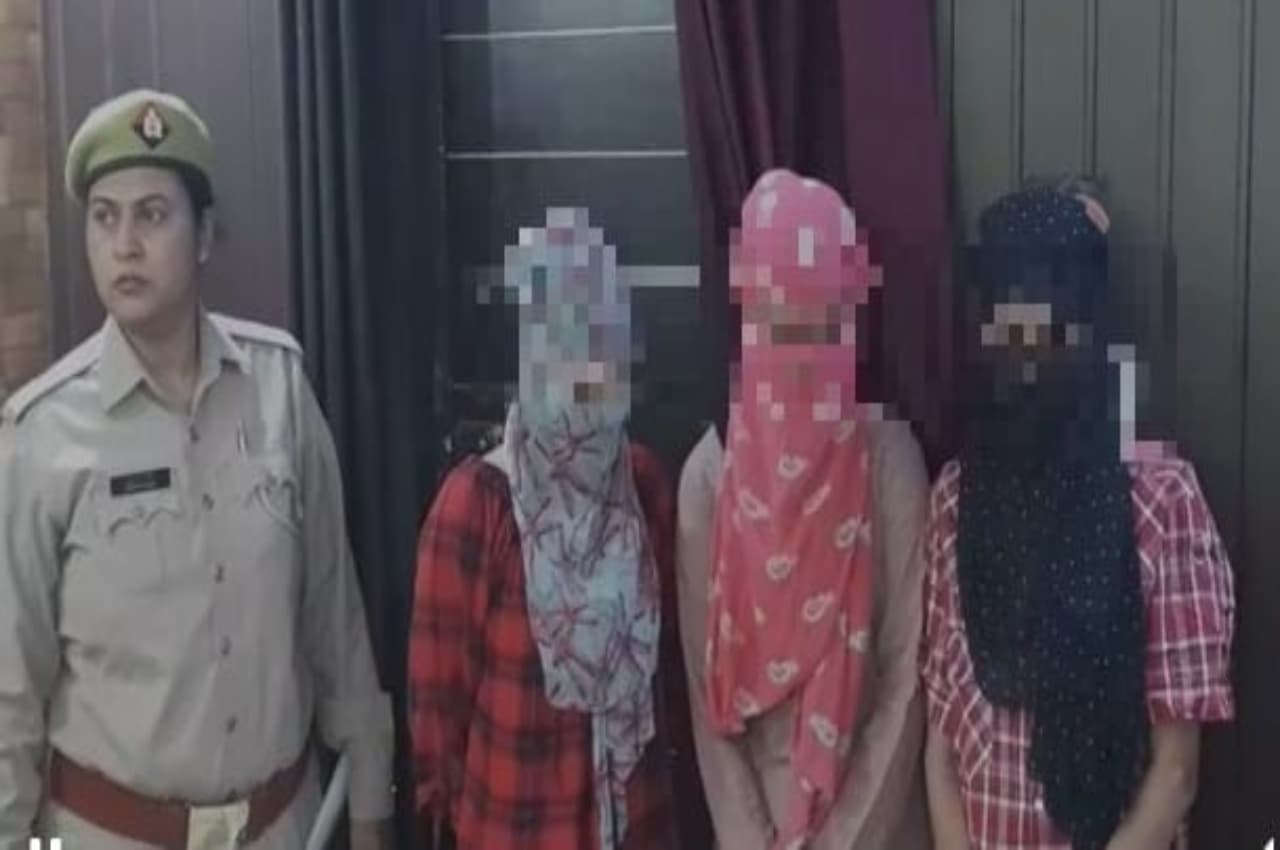 Ghaziabad News: अश्लील वीडियो कॉल और चैट के बाद लोगों को करती थीं ब्लैकमेल, खाते में रकम देख पुलिस भी दंग