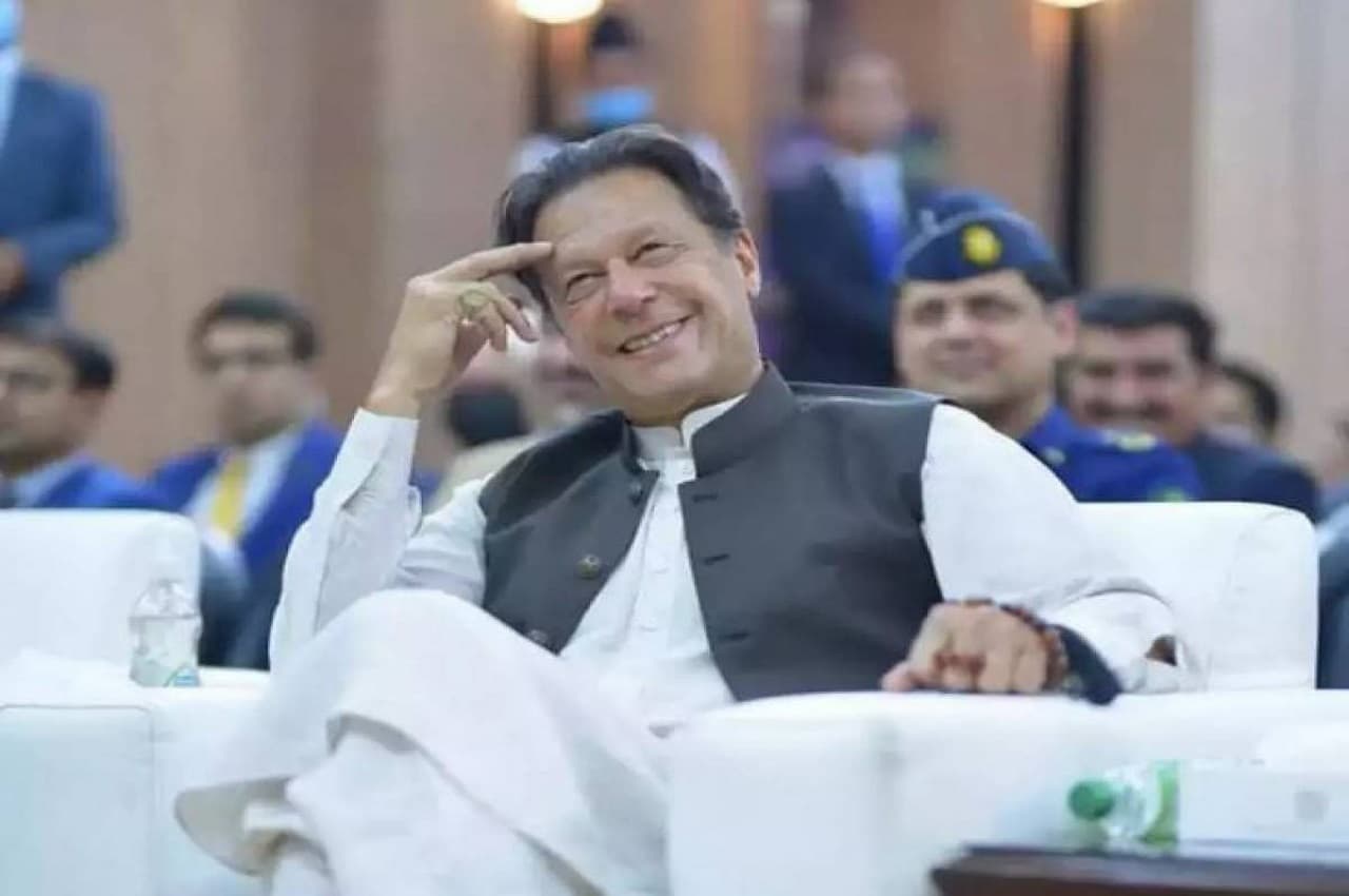 Pakistan: 'सौ रुपये में एक लीटर आटा' इस बयान से ट्रोल हो रहे हैं इमरान खान, देखें जबरदस्त वीडियो