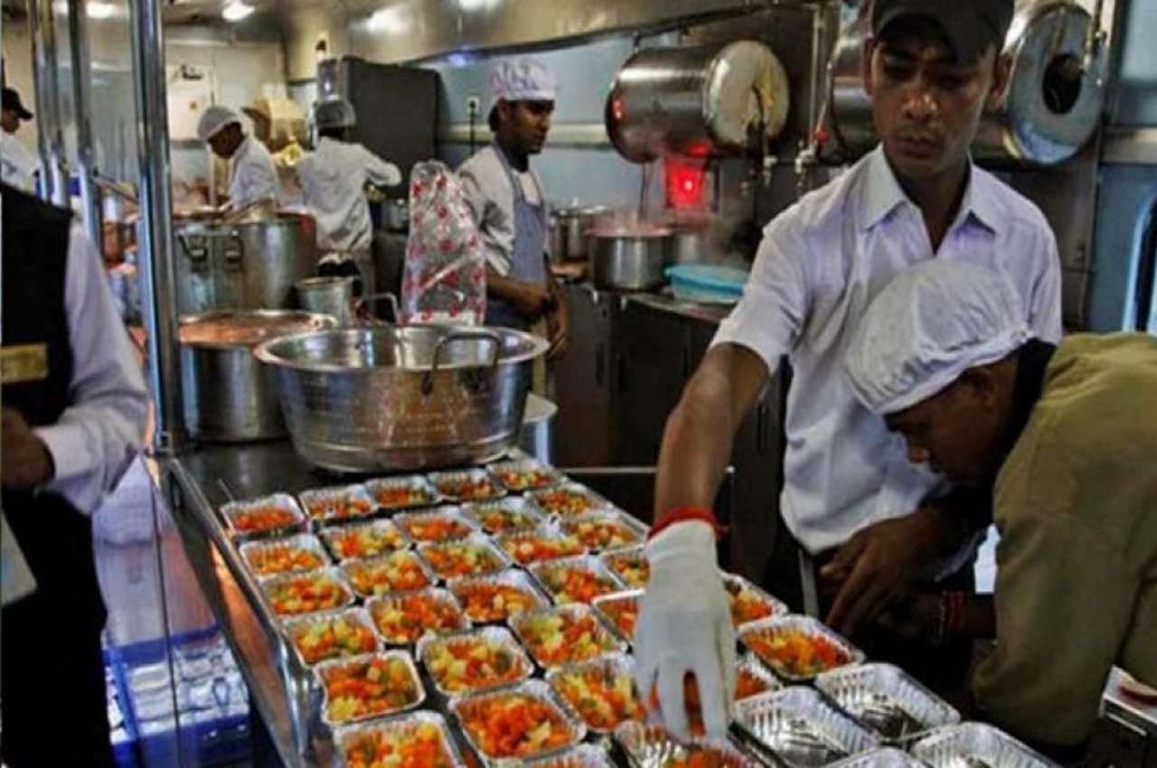 IRCTC Latest Update: भारतीय रेलवे ने नवरात्रि में स्पेशल E-Catering सेवाओं की घोषणा की, देखें- Menu