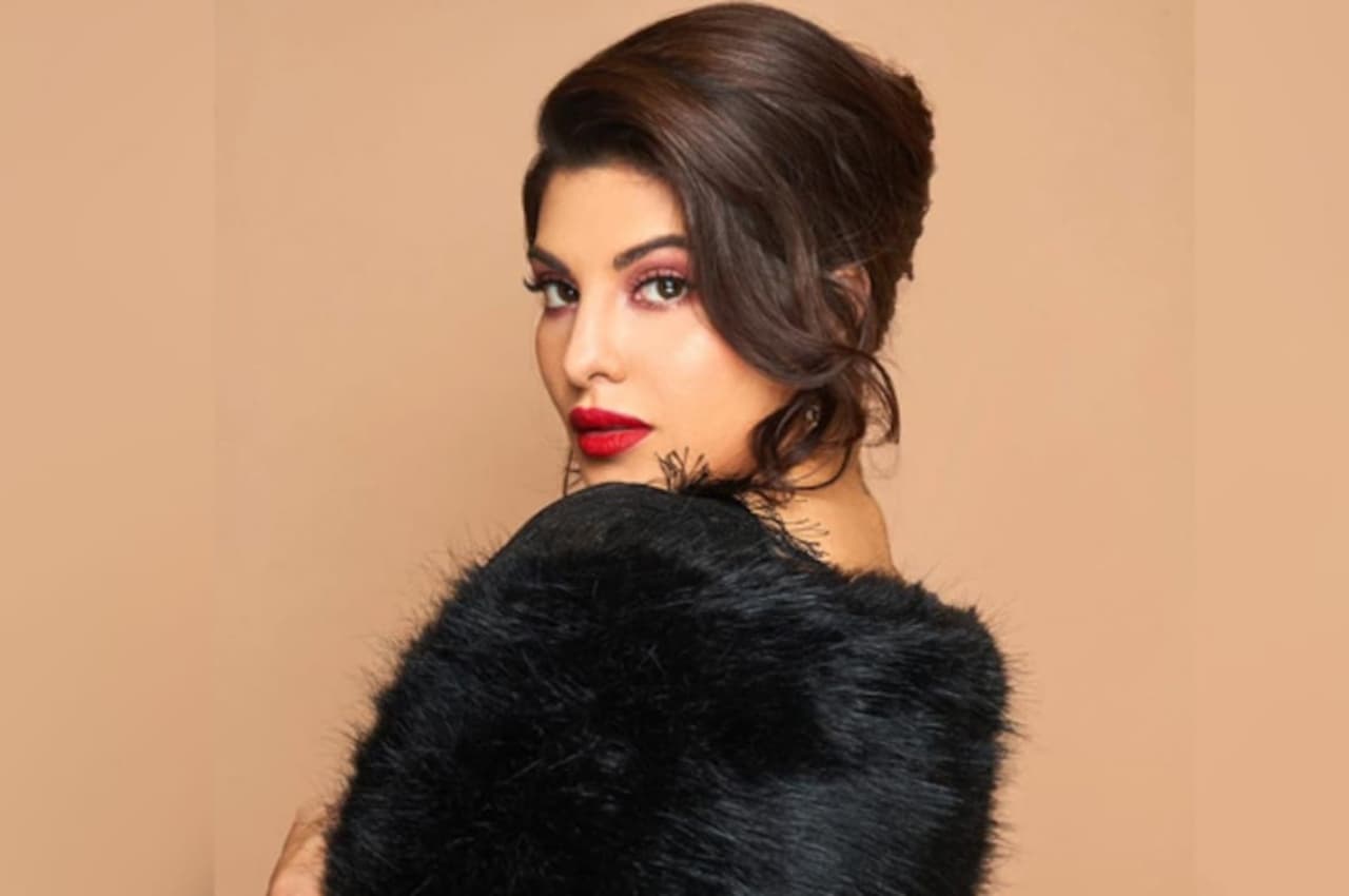 Jacqueline Fernandez: Eow ऑफिस में पूछताछ जारी, सुकेश से रिश्तों पर पुलिस ने दागे कई सवाल