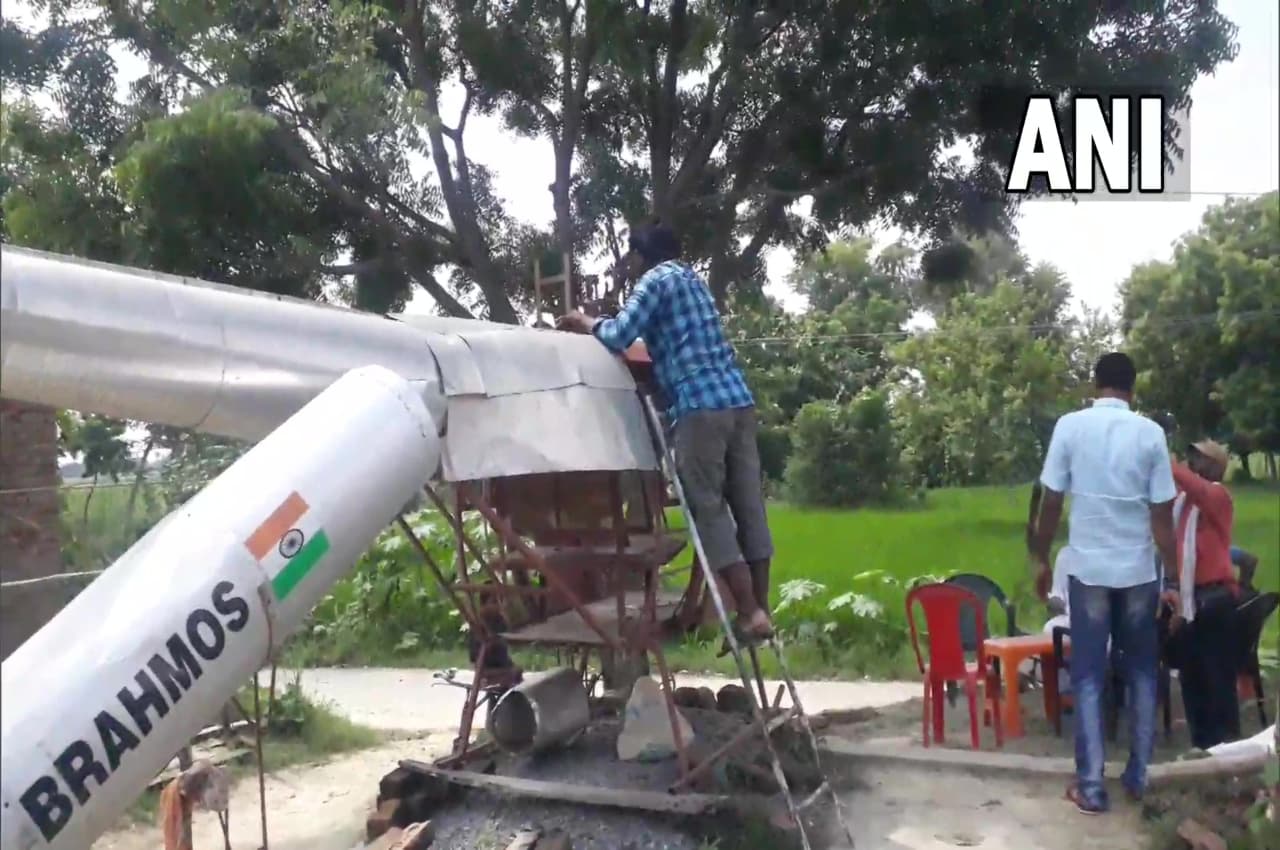 अद्भुत-अकल्पनीयः जौनपुर में एक पेंटर ने बनाई ब्रह्मोस मिसाइल और सेना का हेलीकॉप्टर!, दिया देशप्रेम का संदेश