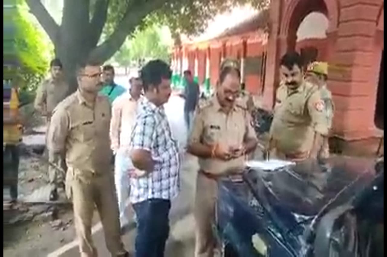 Jaunpur News: कलेक्ट्रेट में पेड़ से लटकी मिली युवक की लाश, पुलिस ने बताई बड़ी वजह
