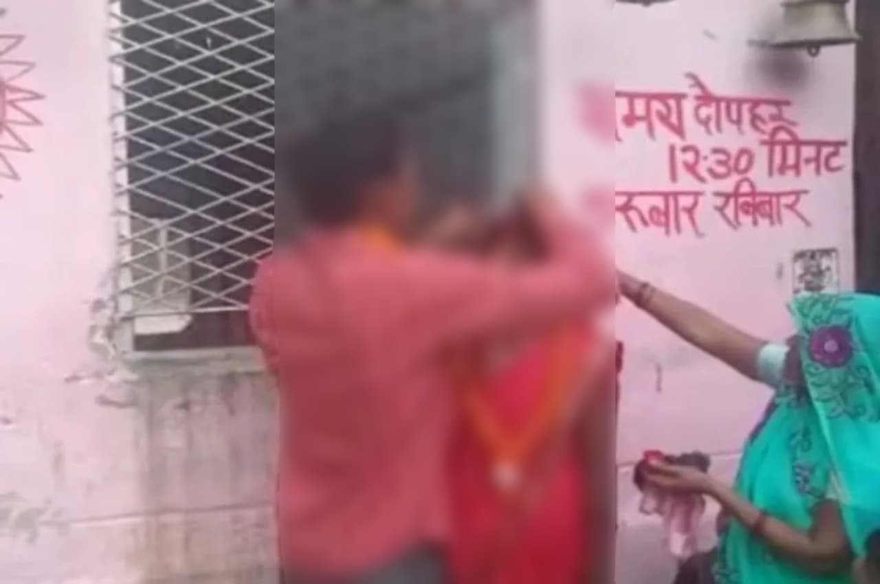 Kannauj: गांव के बाहर मिलने पहुंचे प्रेमी-प्रेमिका को ग्रामीणों ने पकड़ा, लाठी-डंडे के जोर पर कराया ये काम