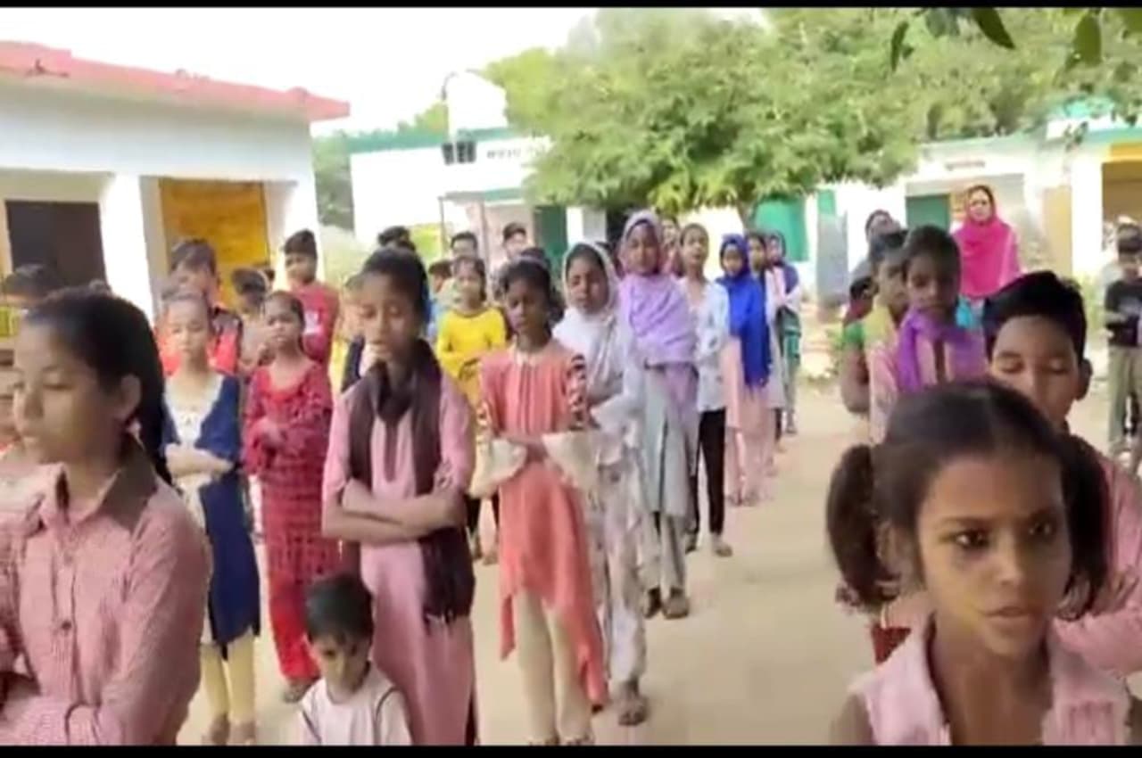 Kanpur: स्कूल की प्रार्थना सभा में नमाज की तरह खड़े होने का वीडिया वायरल, DM ने दिए जांच के आदेश