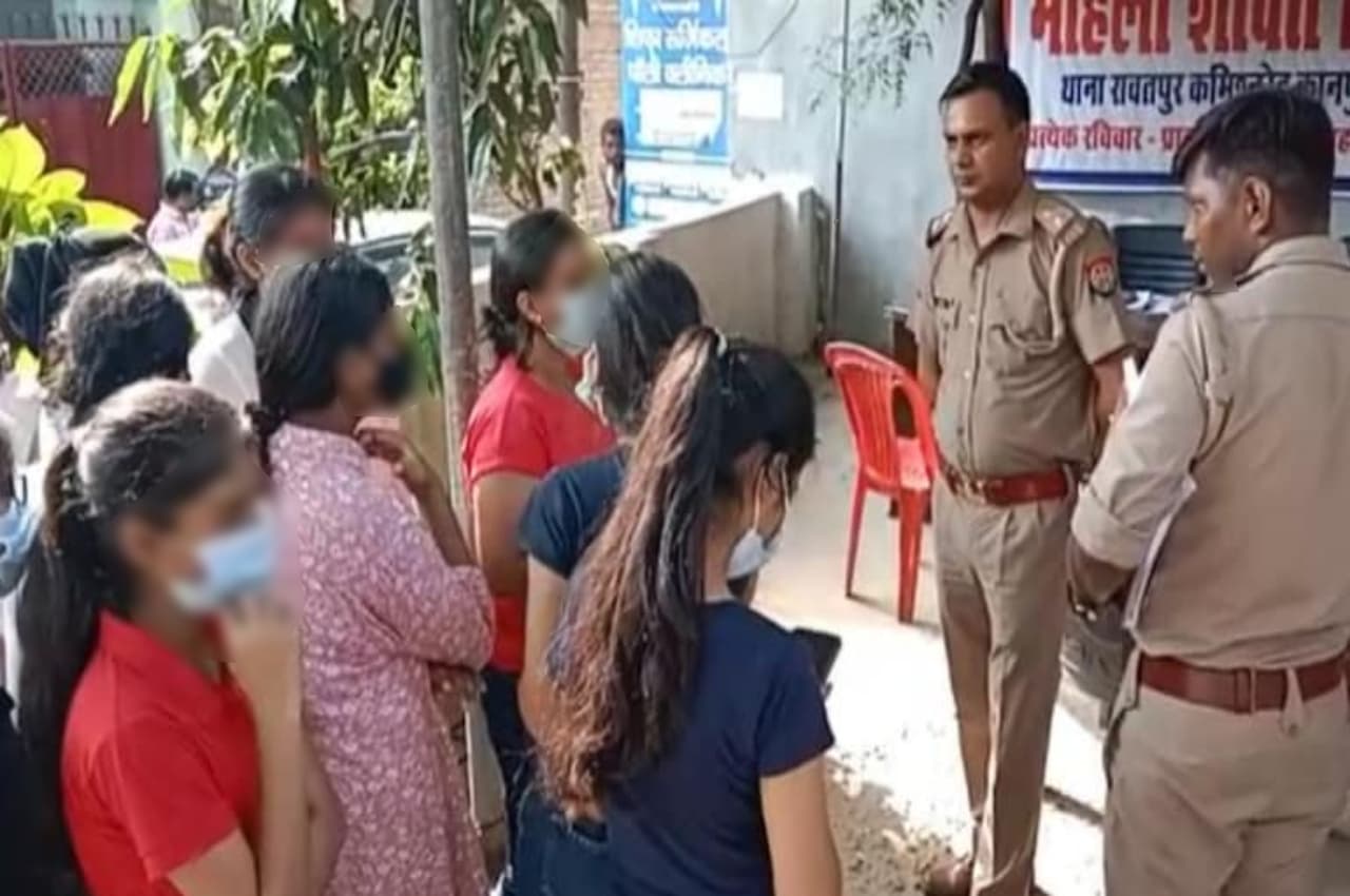 Kanpur News: गर्ल्स हॉस्टल में लड़कियों के नहाते हुए वीडियो बना रहा था कर्मचारी, मोबाइल देखकर उड़ गए होश