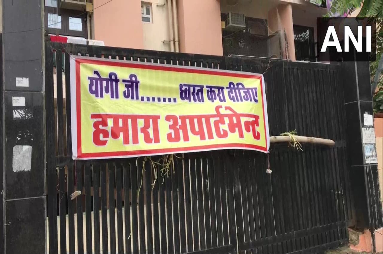 Kanpur News: इमारतों में आईं दरादें तो लोगों ने लगाया बैनर, लिखा- 'योगी जी... ध्वस्त करा दीजिए हमारा अपार्टमेंट'