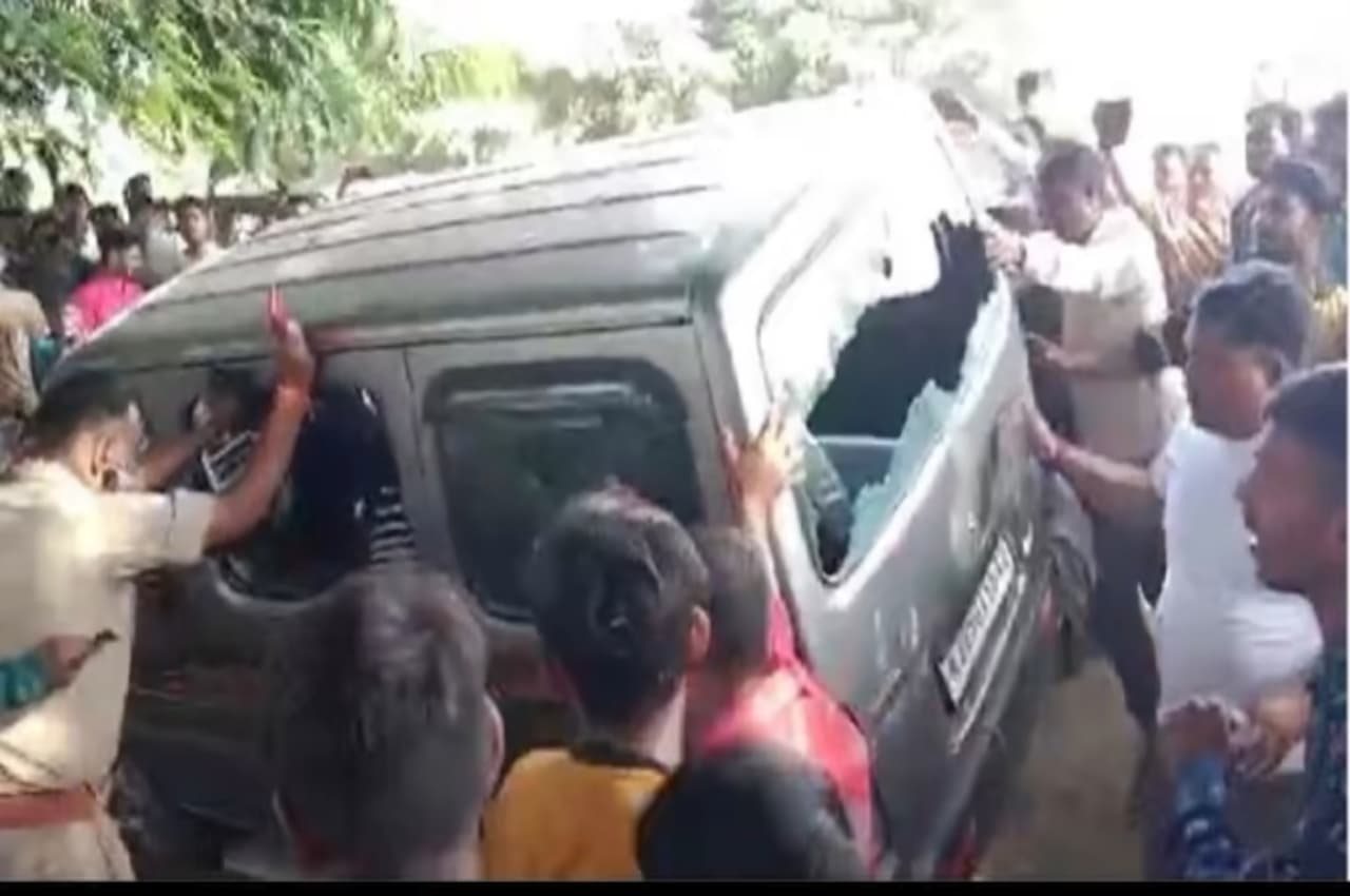 Kasganj: 'बच्चा चोर' के शक में फंसे 4 टेक्निशियन, पुलिस बचाती रही और भीड़ पीटती रही