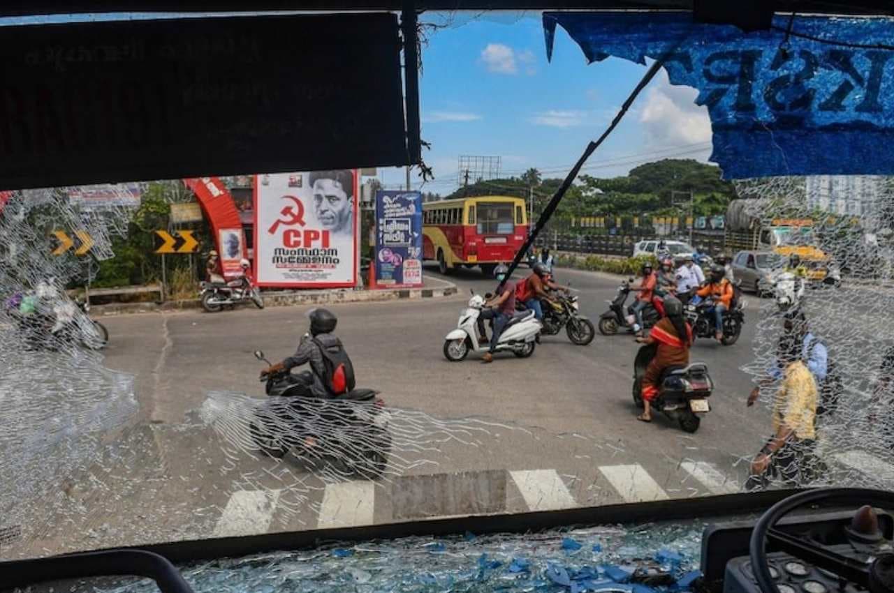 NIA रेड के बाद केरल में PFI वर्कर्स का तांडव, RSS दफ्तर पर फेंका पेट्रोल बम, गाड़ियों में तोड़फोड़