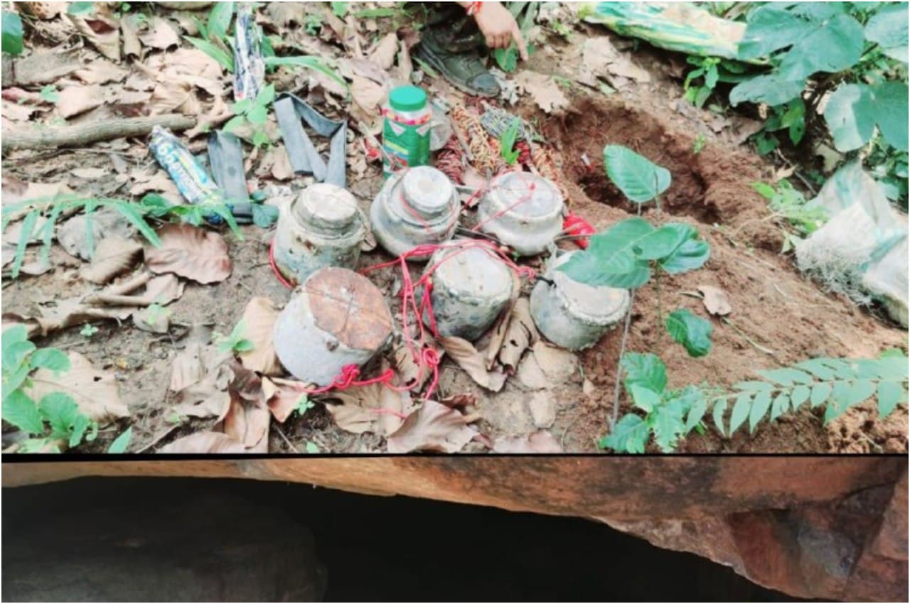 Jharkhand: बूढ़ापहाड़ इलाके में 106 लैंड माइंस बरामद, माओवादियों के खिलाफ अभियान जारी