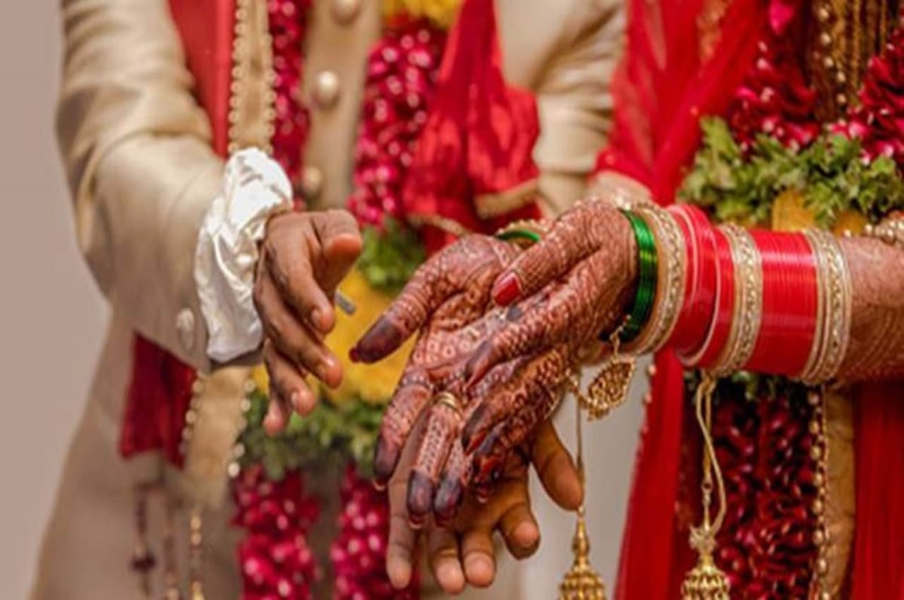 Chandauli News: बिना बिछिए-पायल दिए करा दी 98 जोड़ों की शादी, सरकार ने नाप दिए अधिकारी
