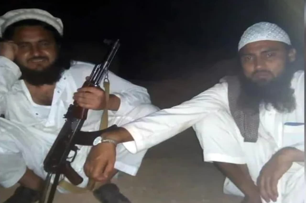 Meerut: हाथ में AK-47 और साथ में पाकिस्तानी दोस्त इब्राहिम, फोटो पोस्ट करते ही पुलिस ने दबोचा 'नजर'