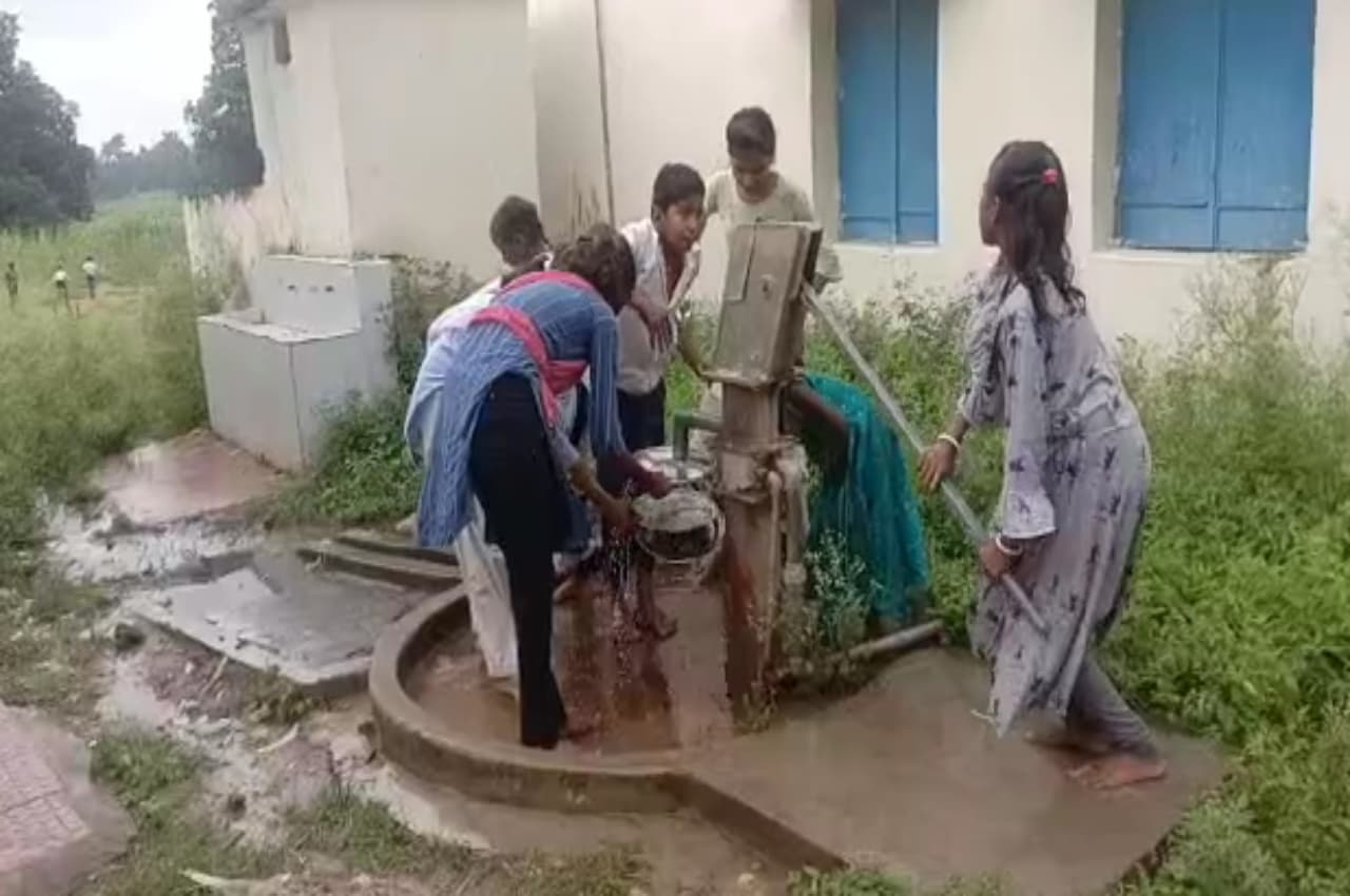MP: सरकारी स्कूल की शर्मनाक तस्वीर, मिड डे मील खाने के बाद बच्चों को धोने पड़ते हैं बर्तन