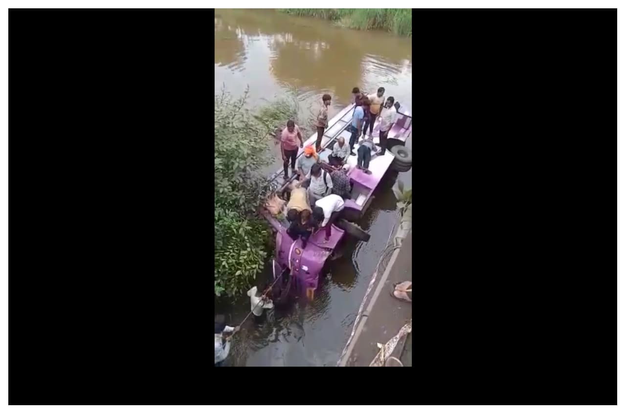 Madhya Pradesh: धनगांव में यात्री बस नदी में गिरी, 2 की मौत और 20 घायल 