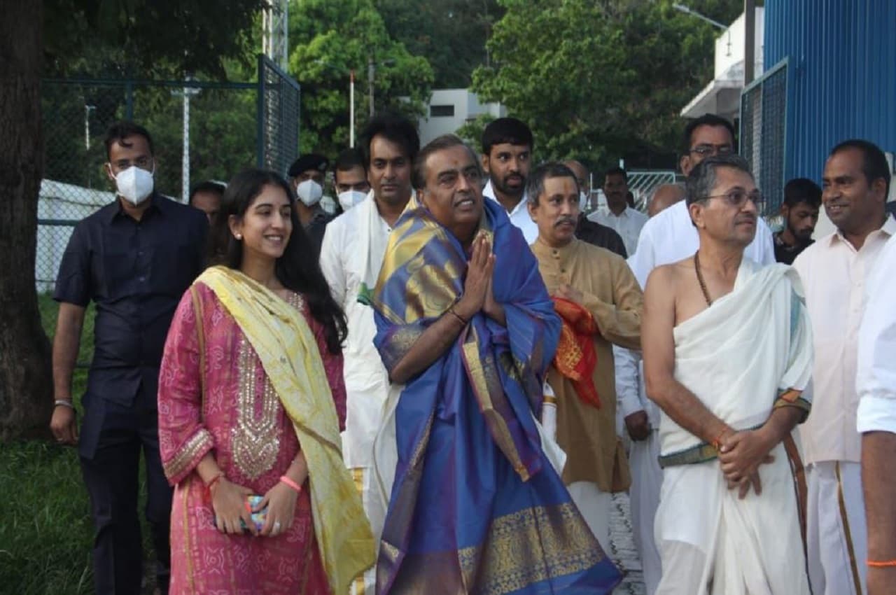 Mukesh Ambani ने तिरुपति बालाजी मंदिर में की पूजा, ट्रस्ट को 1.5 करोड़ रुपए का किया दान