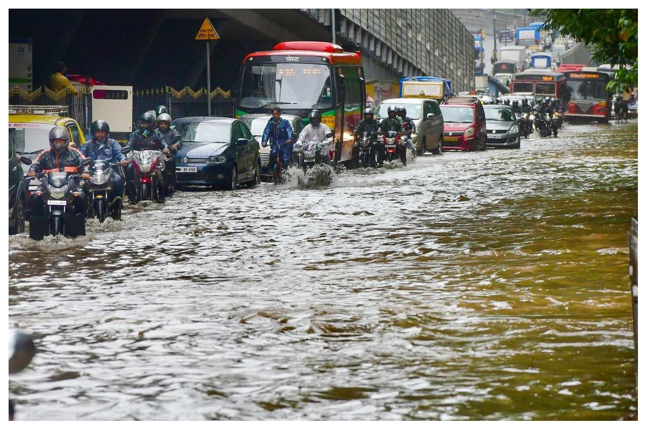 Mumbai Weather Forecast: मुंबई में भारी बारिश से जनजीवन अस्त-व्यस्त, देश के इन राज्यों में जमकर बरसेंगे बादल