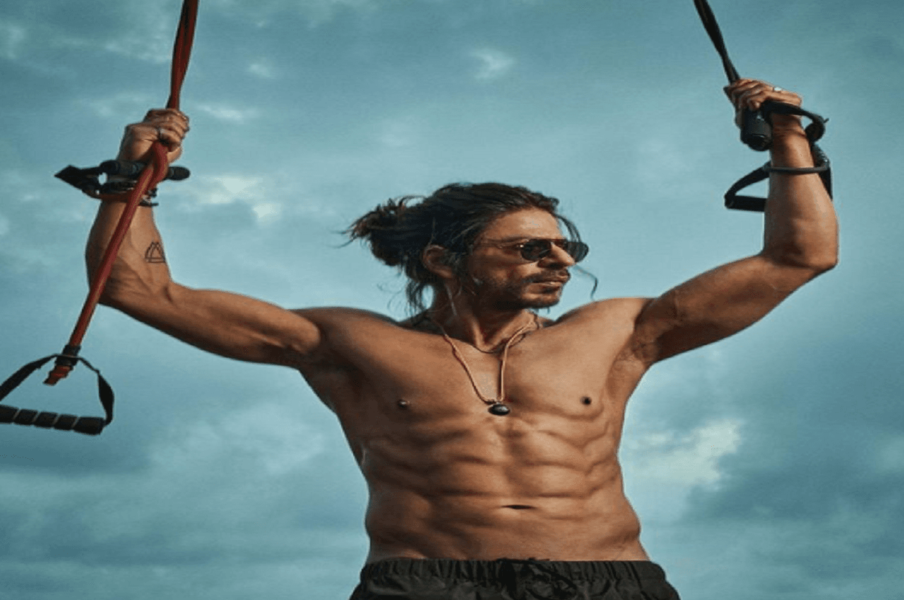 Pathaan: Shah Rukh Khan ने 'बिग बी' स्टाइल में दिया फैंस को ट्रीट, शेयर की लेटेस्ट तस्वीर