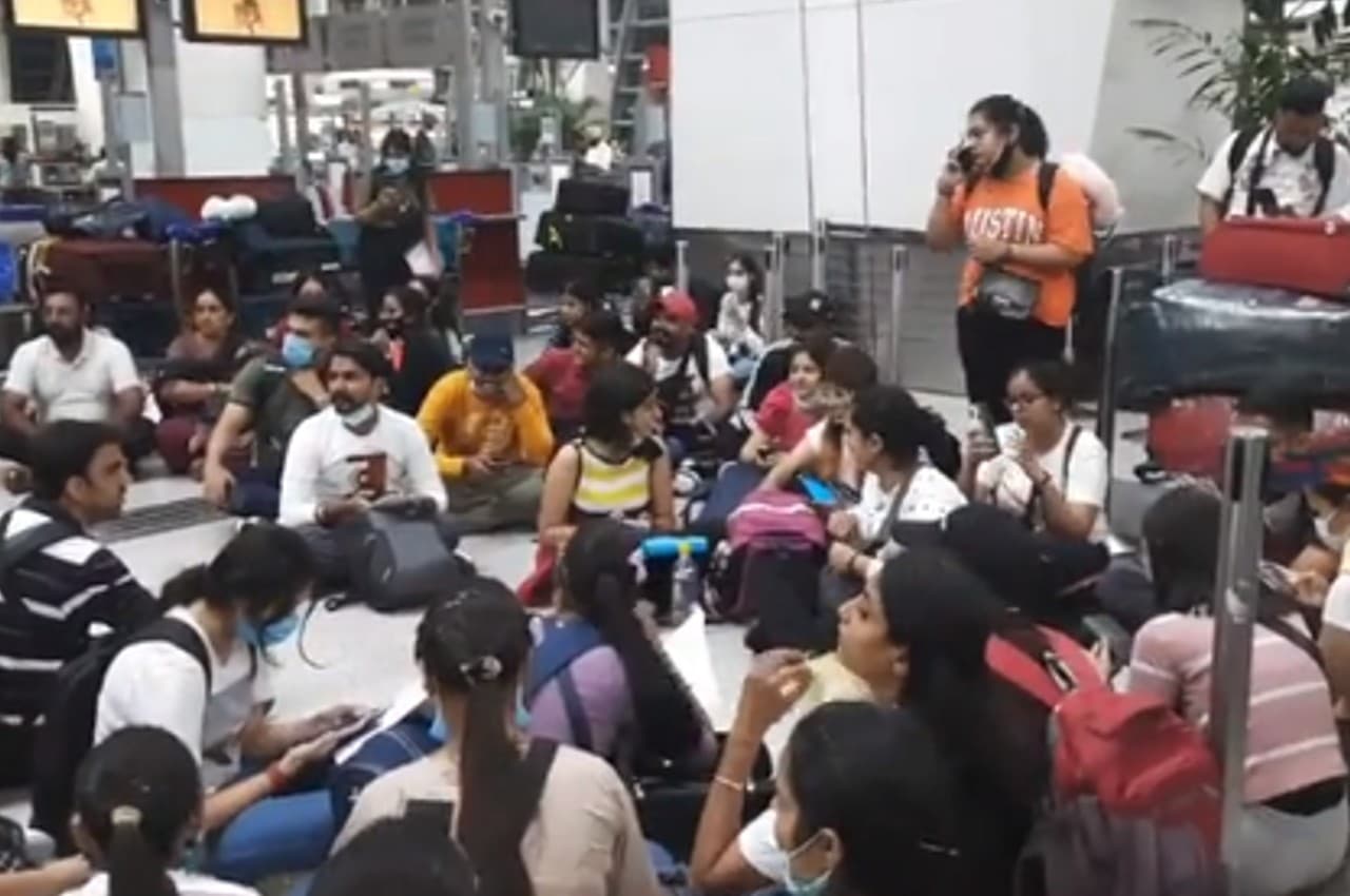 Video: पायलटों की हड़ताल के बाद Lufthansa ने 800 फ्लाइट्स रद्द कीं, दिल्ली एयरपोर्ट पर उमड़ी भीड़