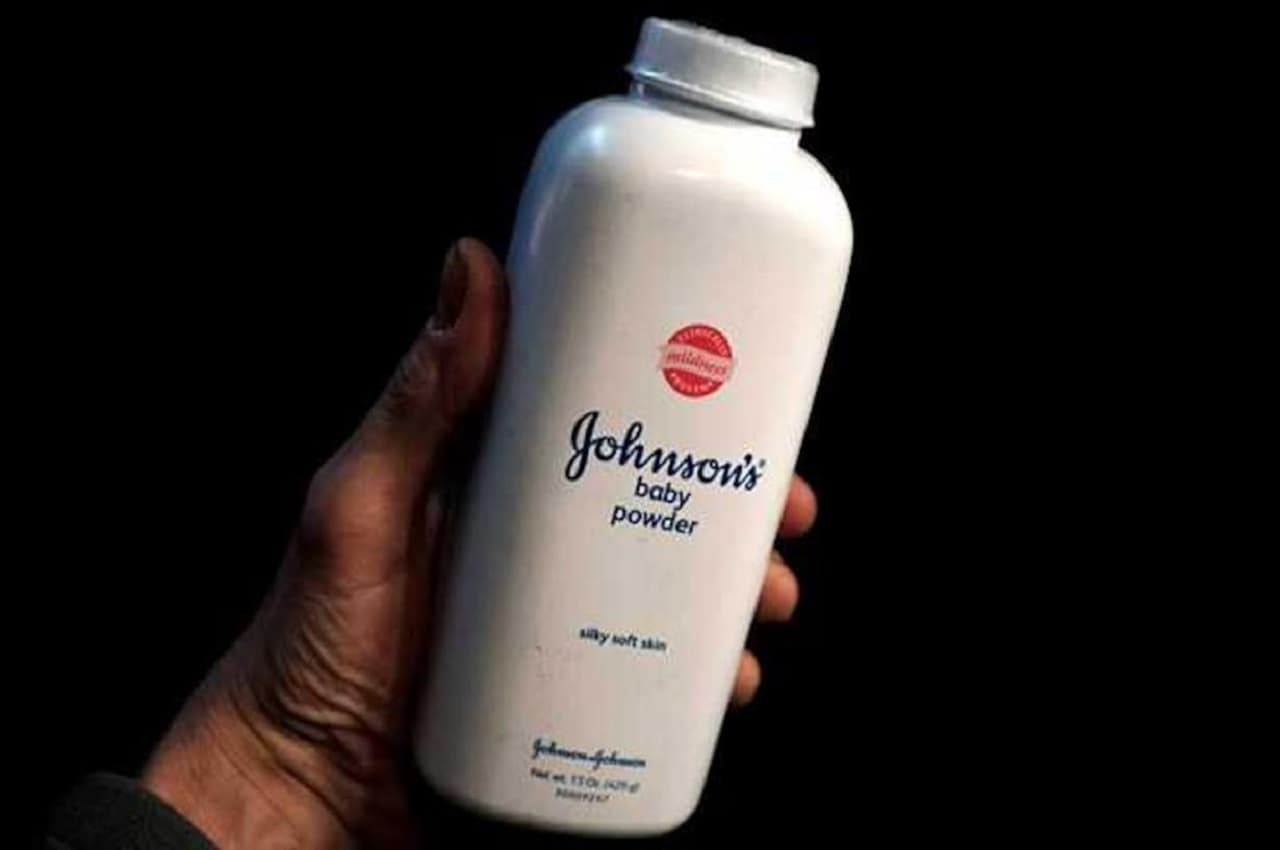महाराष्ट्र में अब जॉनसन एंड जॉनसन नहीं बेच पाएगा Baby Powder, सैंपल फेल होने पर रद्द हुआ लाइसेंस