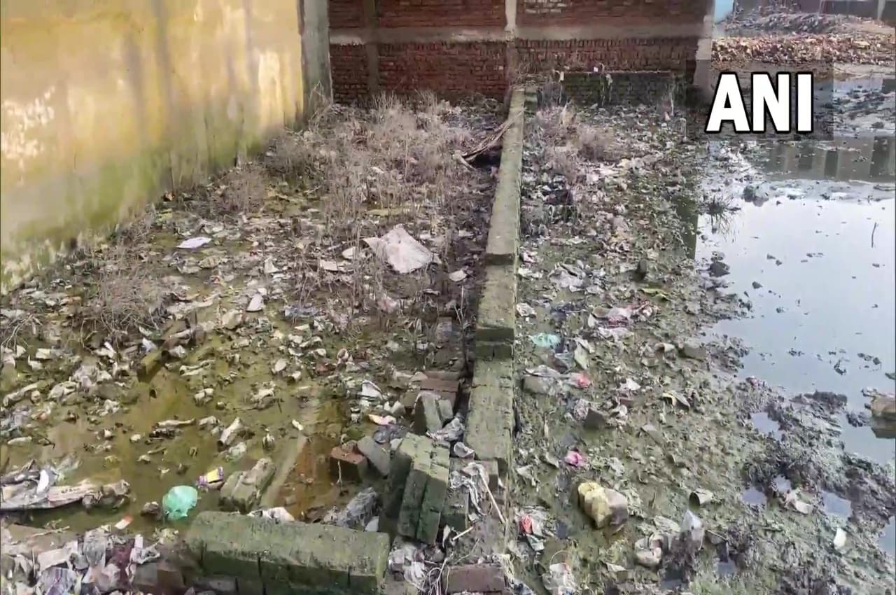 Prayagraj: ऊपरी इलाकों से उतरा बाढ़ का पानी, घरों की हालत देख लोग बोले-अब क्या होगा