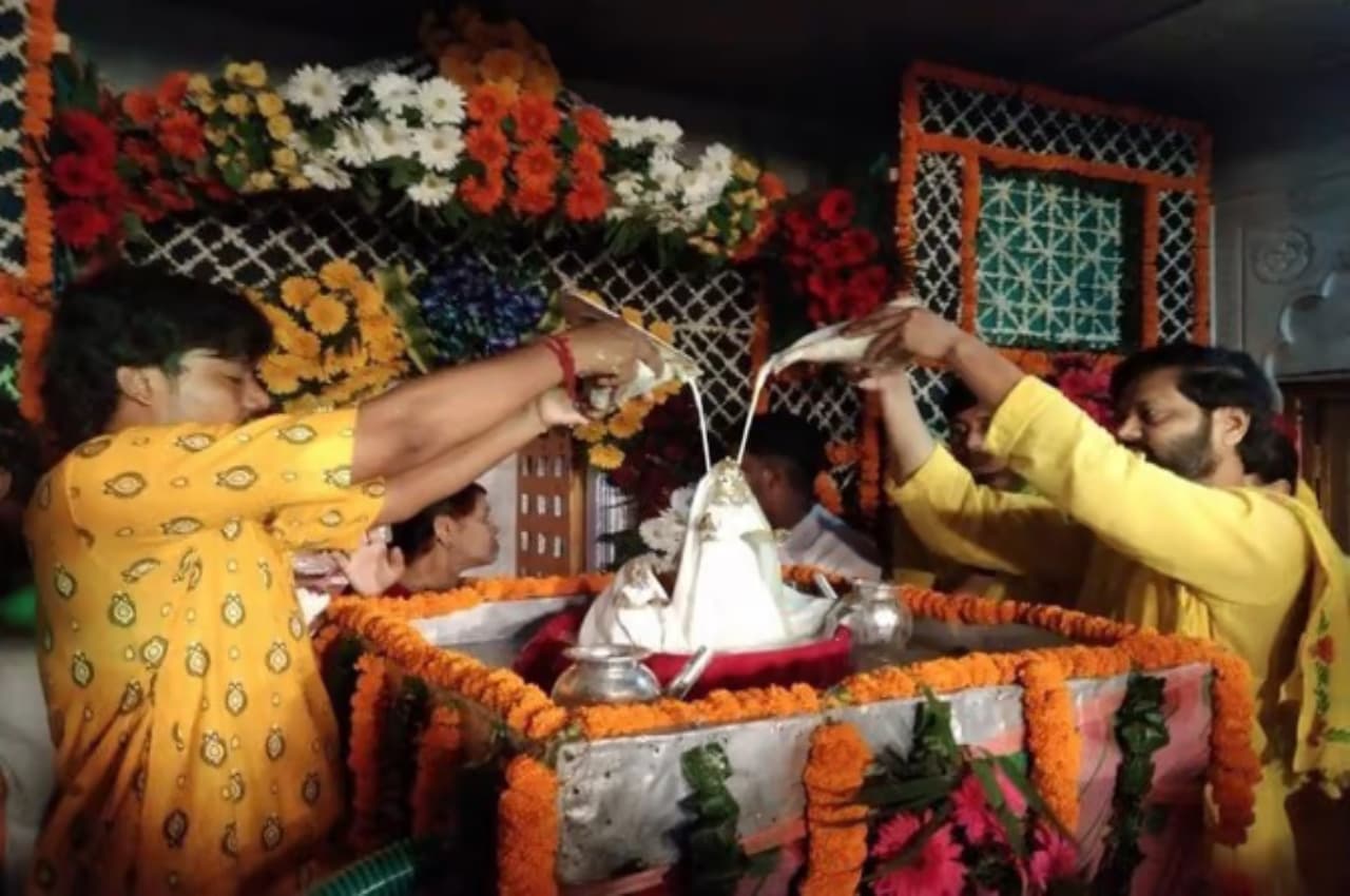 Radha Ashtami 2022: कीरत के घर जाई लाली, बरसाने बजत बधाई... राधारानी के जन्मोत्सव में डूबा ब्रज