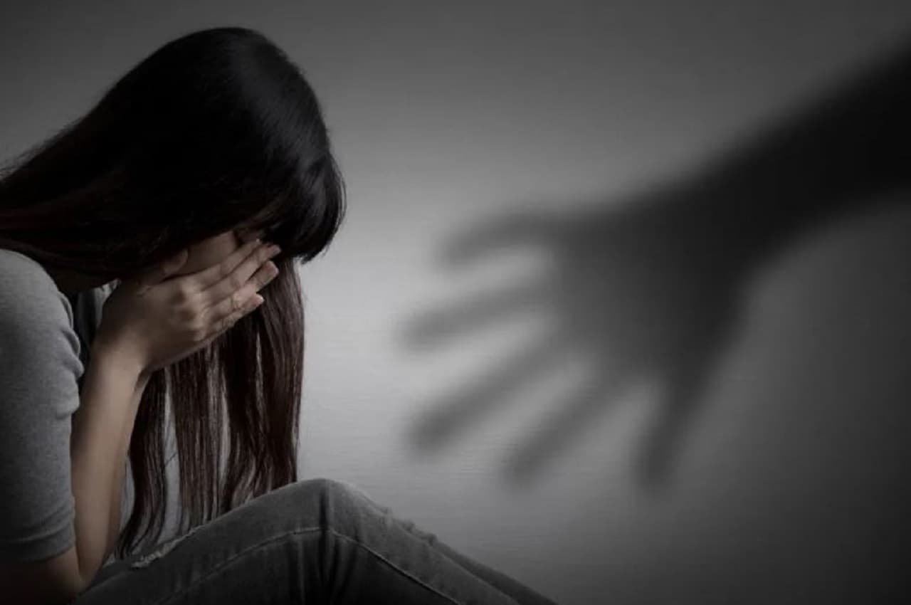 MP: शर्मनाक! 17 साल की दुष्कर्म पीड़िता को थाने में दो दिन तक बैठाया, मारपीट और केस वापस लेने का दबाव भी बनाया