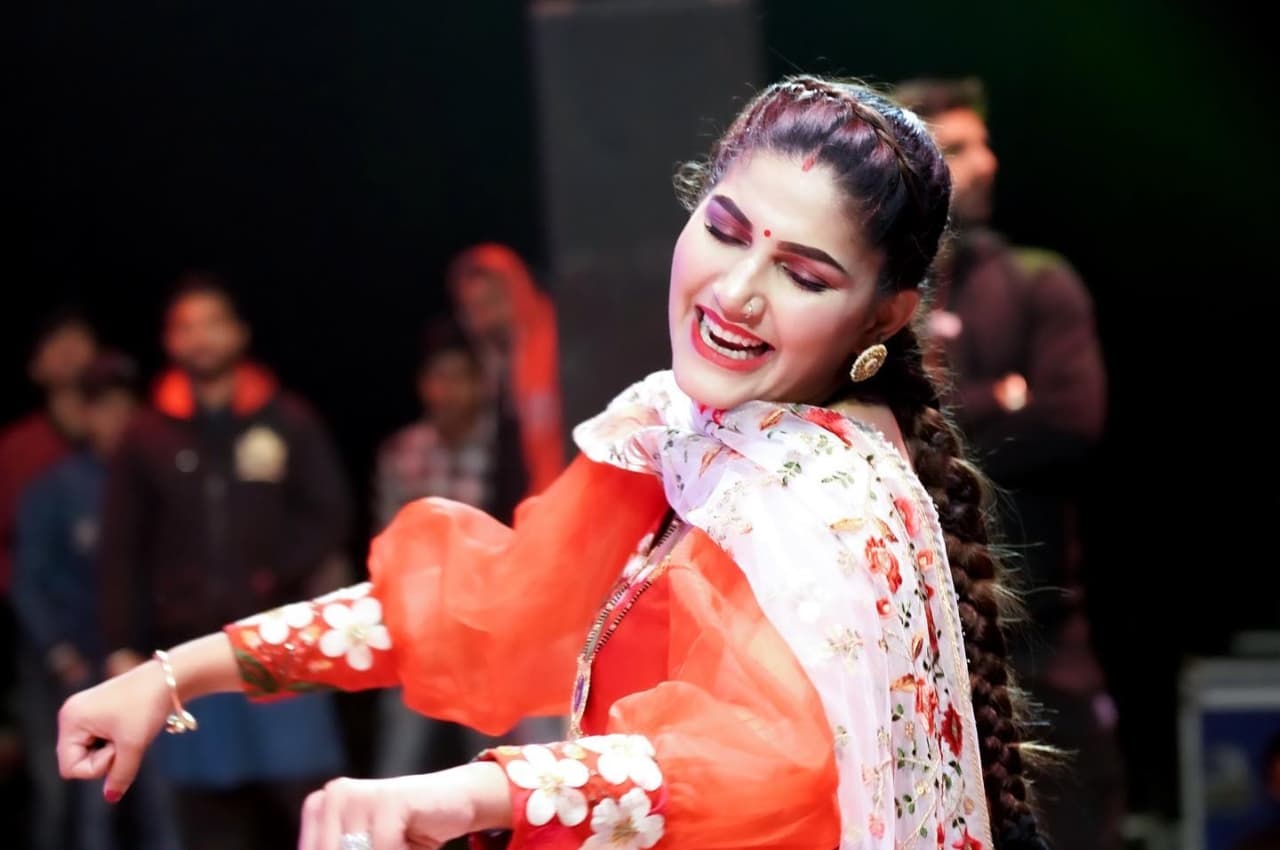 Sapna Choudhary Video: सपना चौधरी ने किया स्टेजतोड़ डांस, फैंस ने लुटाया प्यार
