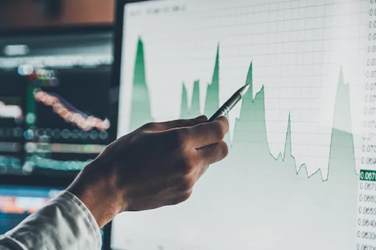 Share Market: वीक मार्केट में भी निजी क्षेत्र के इस बैंक के शेयरों में आया 11% का उछाल, क्या आपको खरीदना चाहिए?