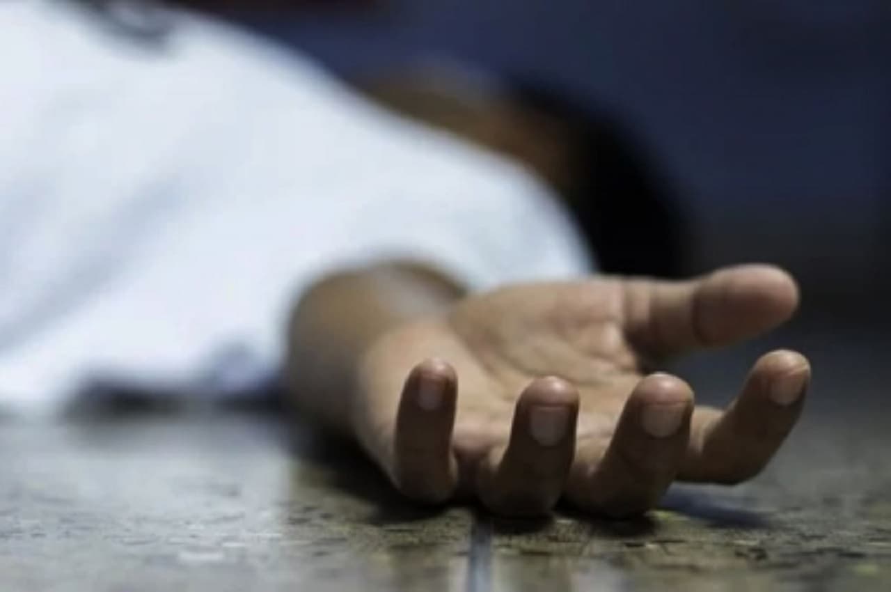 Ghaziabad News: एंबुलेंस ने मचाया तांडव, पहले महिला को कुचला, बचाने पहुंचे दो दोस्तों को भी रौंदा, तीनों की मौत