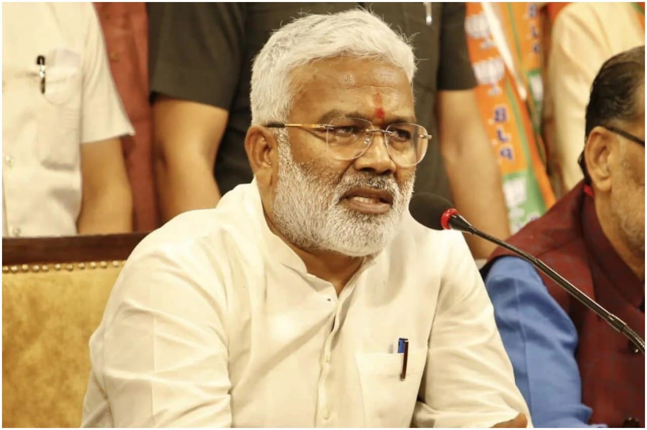 UP: कैबिनेट मंत्री स्वतंत्र देव सिंह का बयान, बोले- जो कानून से ऊपर उठेगा, उसे घर से खींचकर मारा जाएगा