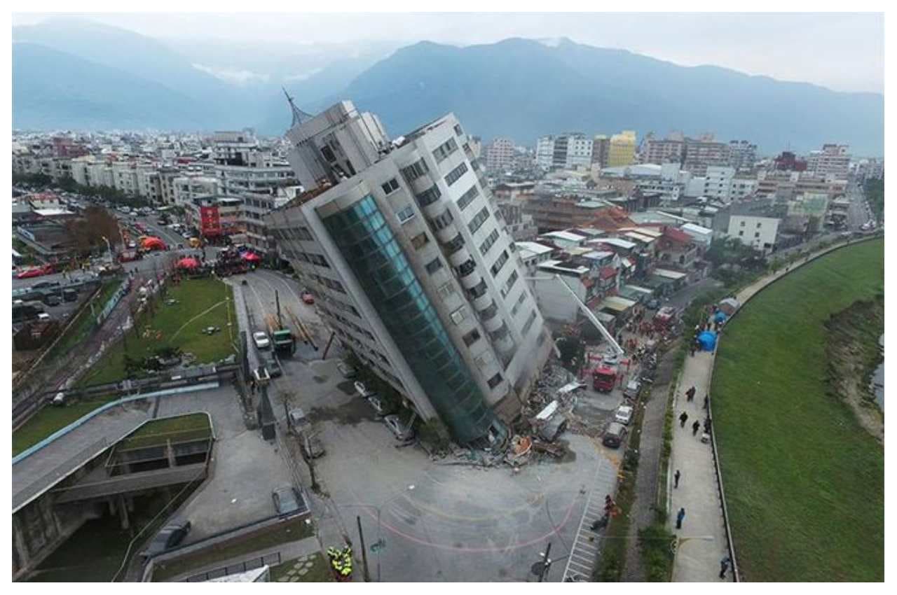 Earthquake in Taiwan: सड़कें धंसी, पलटे ट्रेन के डिब्बे... ताइवान में भूकंप से भारी तबाही, सुनामी का अलर्ट