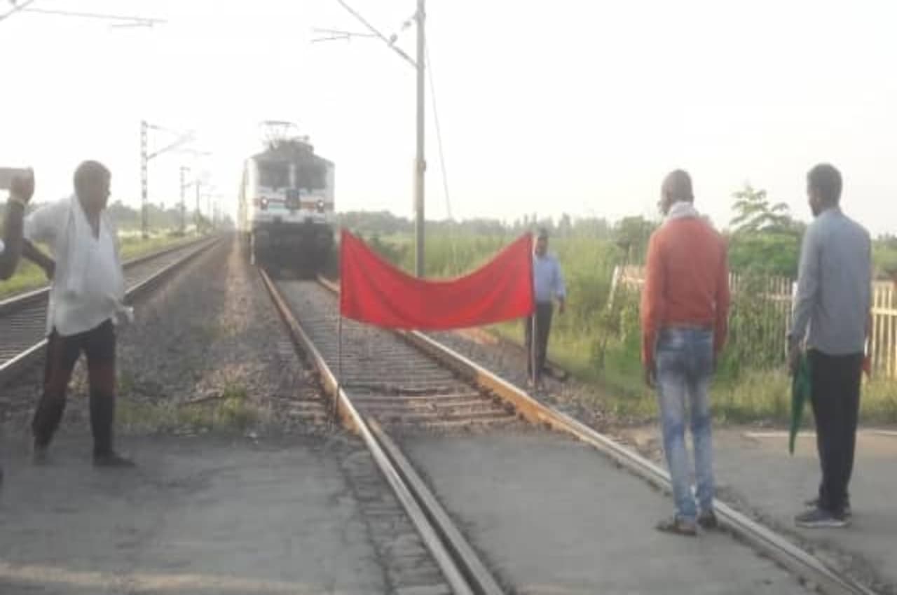 Hardoi: स्टेशन मास्टर से झगड़े के बाद गेटमैन ने 48 मिनट तक रोके रखीं ट्रेनें, राजधानी भी करा दी खड़ी