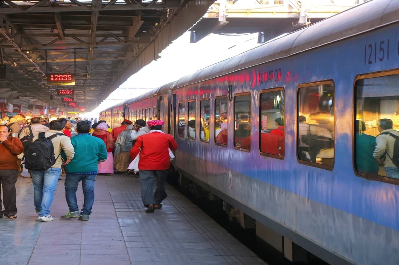Indian Railways: अब आपको आपके गंतव्य तक छोड़ने के बाद ही आगे बढ़ेगी ट्रेन, रेलवे ने शुरू की खास मोबाइल सेवा