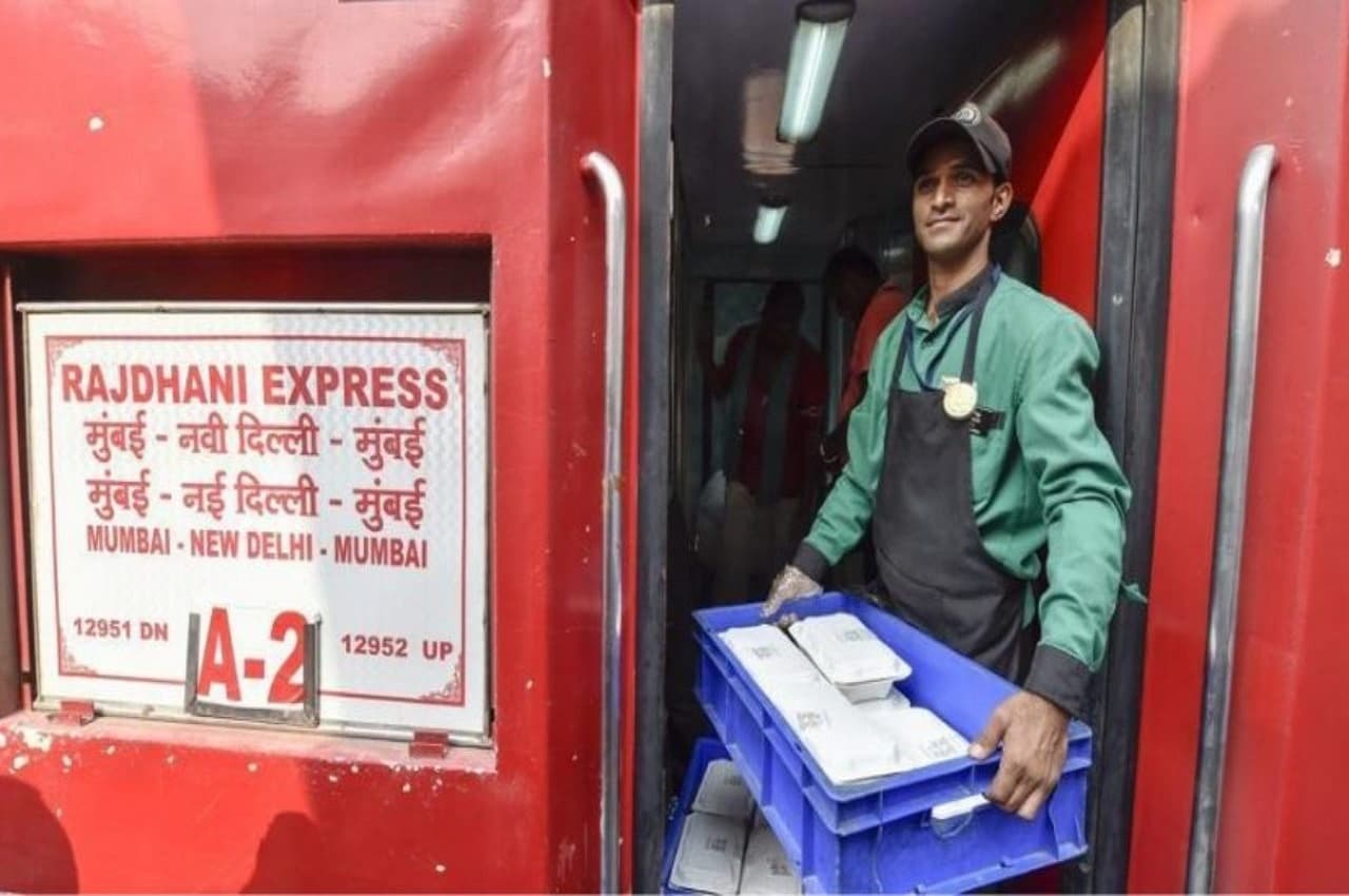 Indian Railways: लाखों-करोड़ों रेलवे यात्रियों के लिए अच्छी खबर, अब फ्री मिलेगा खाना-पानी, IRCTC ने बनाया ये खास प्लान