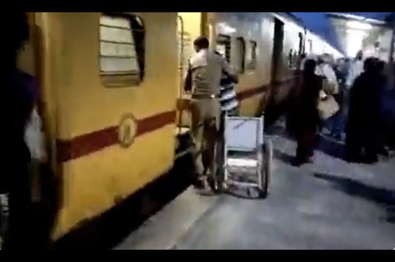 Viral Video: विकलांग बच्चे के लिए RPF ने कर दिया कमाल, इंटरनेट पर छा गया ये अधिकारी