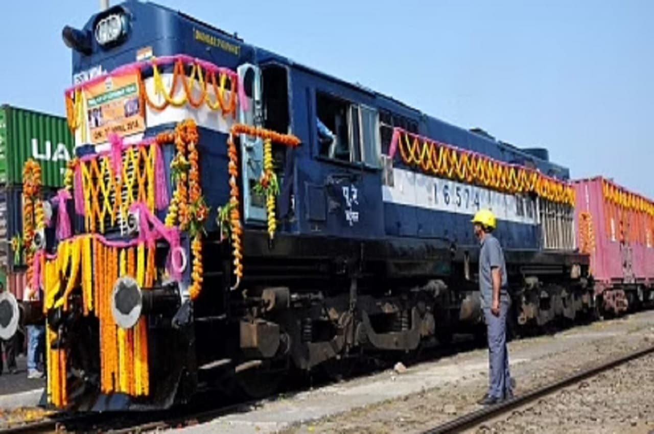 Indian Railways: इस रूट पर चलेगी पूजा स्पेशल ट्रेनें, देखें- ट्रेन का समय, चलने की तारीख, स्टॉप आदि