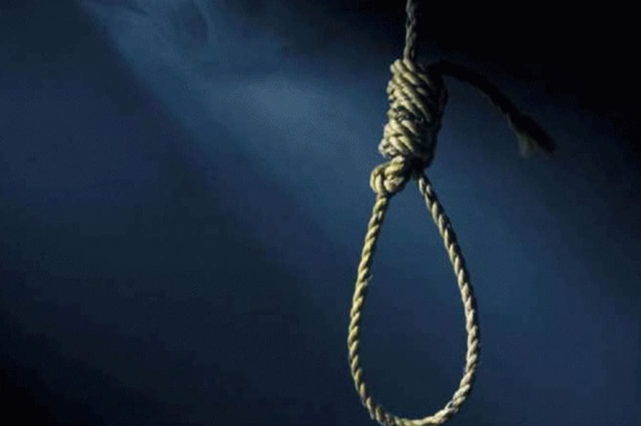 MP: किराना व्यापारी की पत्नी ने 2 बच्चों के साथ लगाई फांसी, इलाके में फैली सनसनी
