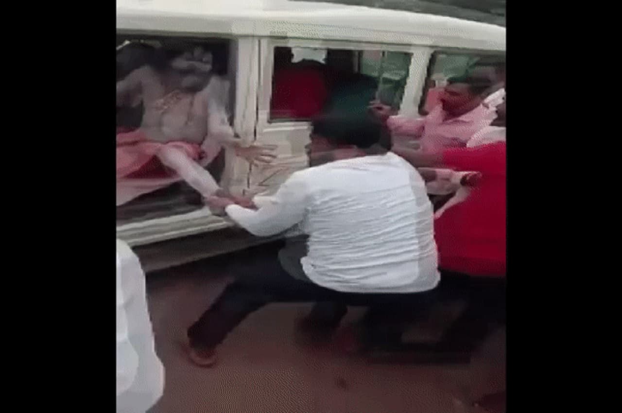 महाराष्ट्र में यूपी के साधुओं की पिटाई, 'बच्चा चोर' होने के शक में हुआ हमला, वीडियो वायरल