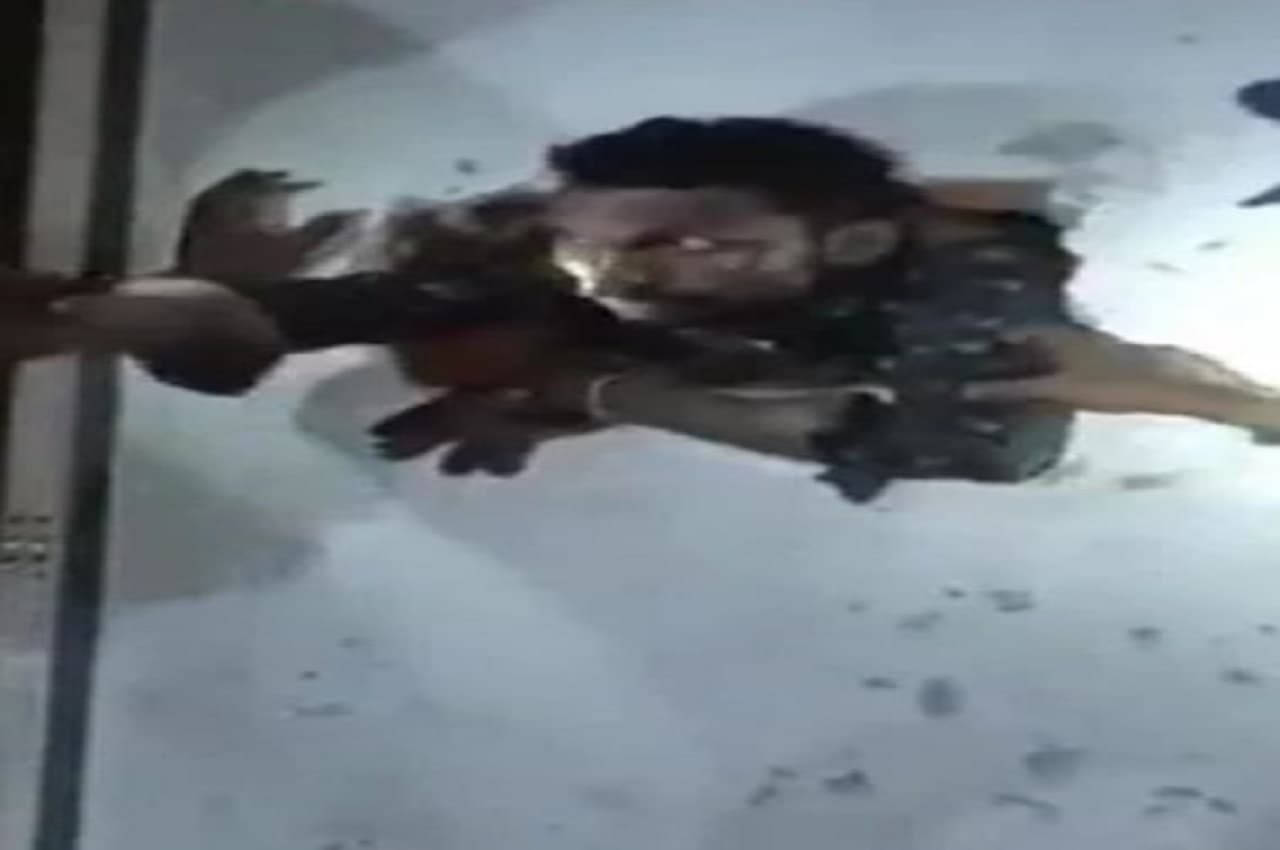 Viral Video: शराब चुराने गए चोर खुद नशे में हुए टल्ली, फिर हुआ कुछ ऐसा कि पुलिस वाले भी नहीं रोक पाए अपनी हंसी