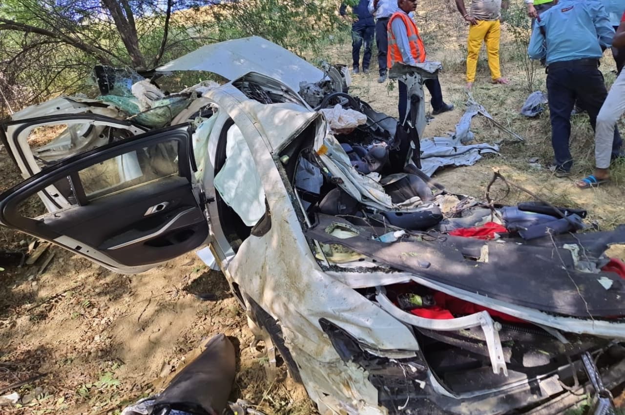 Greater Noida: 210 की रफ्तार से दौड़ रही BMW कार यमुना एक्सप्रेस-वे से गिरी, इकलौते बेटे की मौत