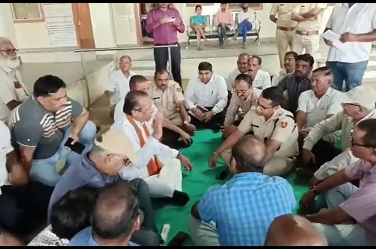 Rajasthan: पाली में करंट लगने से 14 साल के बच्चे की मौत, मुआवजे की मांग को लेकर विधायक बैठे धरने पर