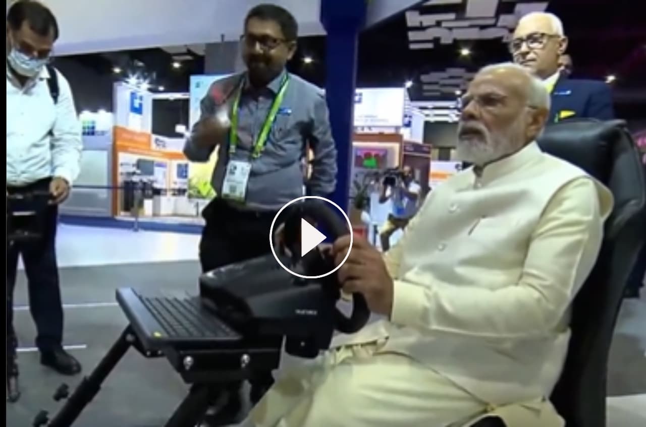 5G India: दिल्ली के प्रगति मैदान में बैठकर PM Modi ने यूरोप में चलाई कार, खुद लिया नई सर्विस का अनुभव