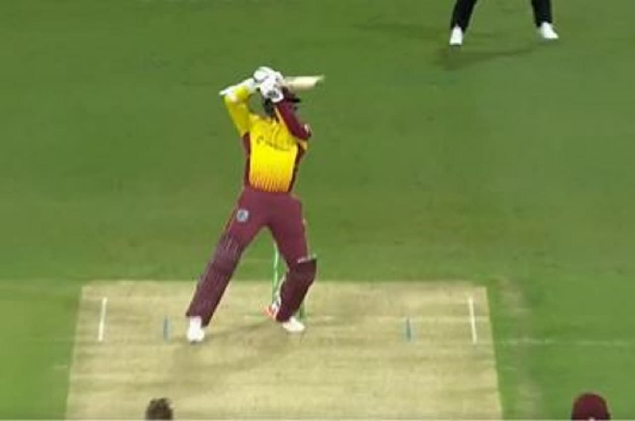 AUS vs WI: काइल मेयर्स ने बैक फुट पंच लगाकर ठोका छक्का, गिलक्रिस्ट बोले-  बहुत देखे ऐसा नहीं देखा