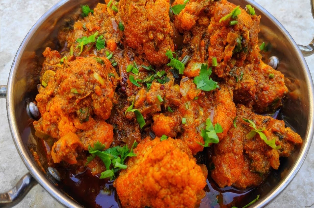 Karwa Chauth Dinner Recipe: स्वाद में लजीज लगती है अचारी गोभी, करवाचौथ पर मिनटों में करें तैयार