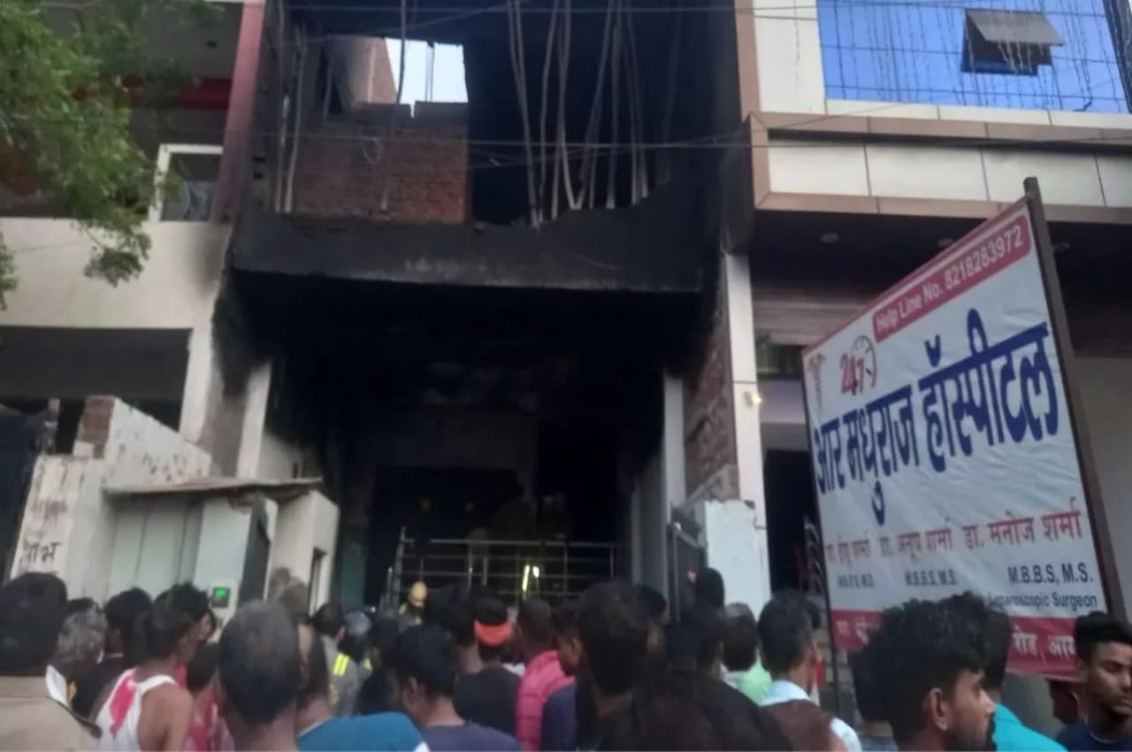 Agra News: अस्पताल में लगी भीषण आग, डॉक्टर, बेटा और बेटी की मौत, अधिकारियों ने बताई अग्निकांड की बड़ी वजह