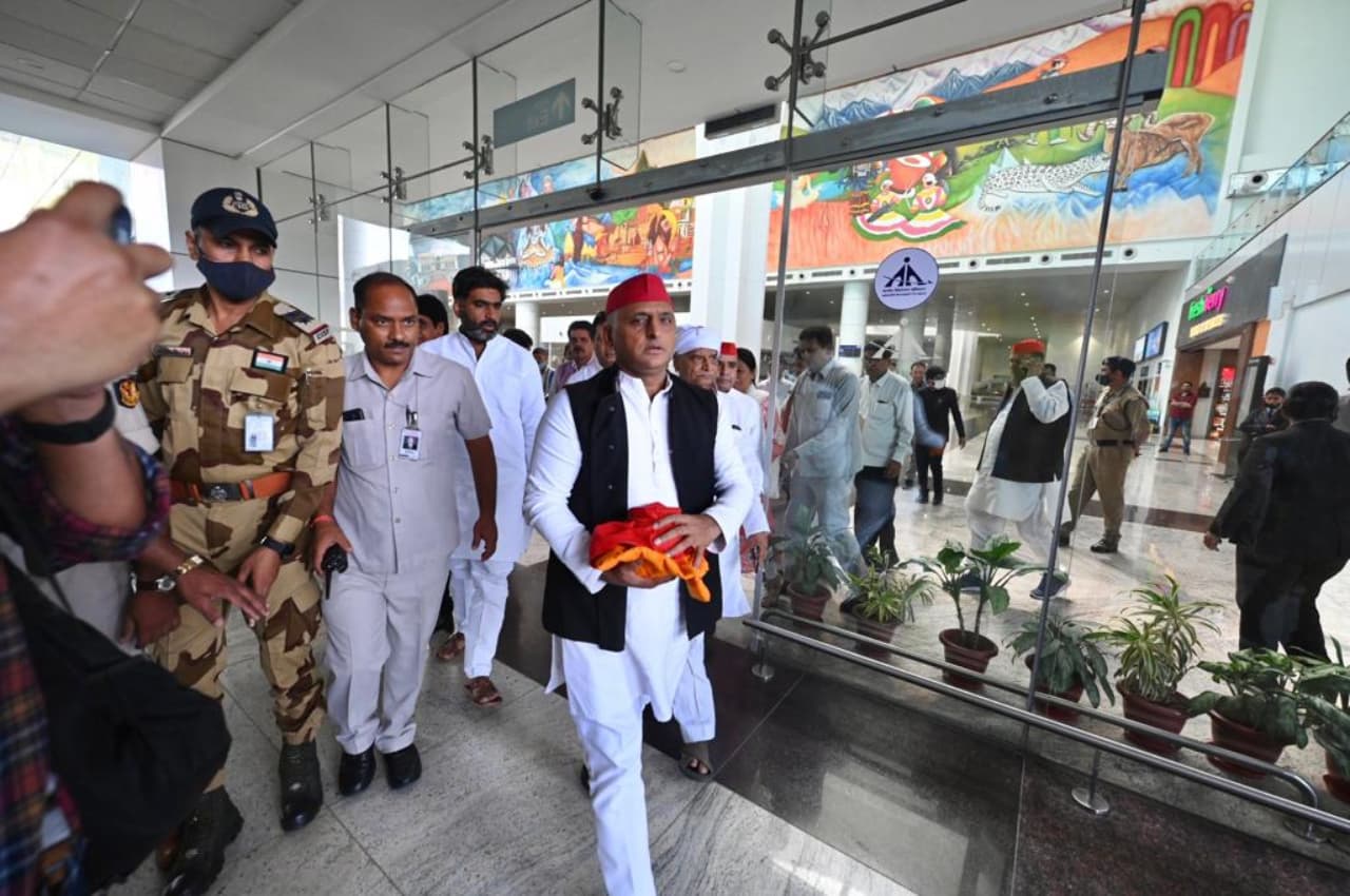 Mulayam Singh Yadav: नेताजी का अस्थि कलश लेकर देहरादून पहुंचे अखिलेश यादव, हरिद्वार के लिए काफिला रवाना